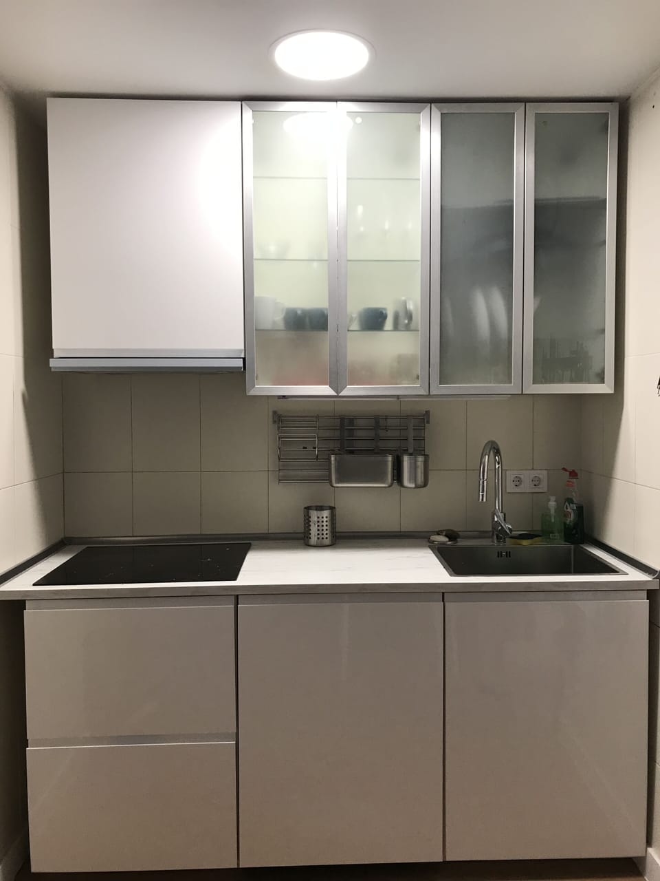 Muebles de la campana extractor, la vitrocerámica, lavavajillas y el fregadero