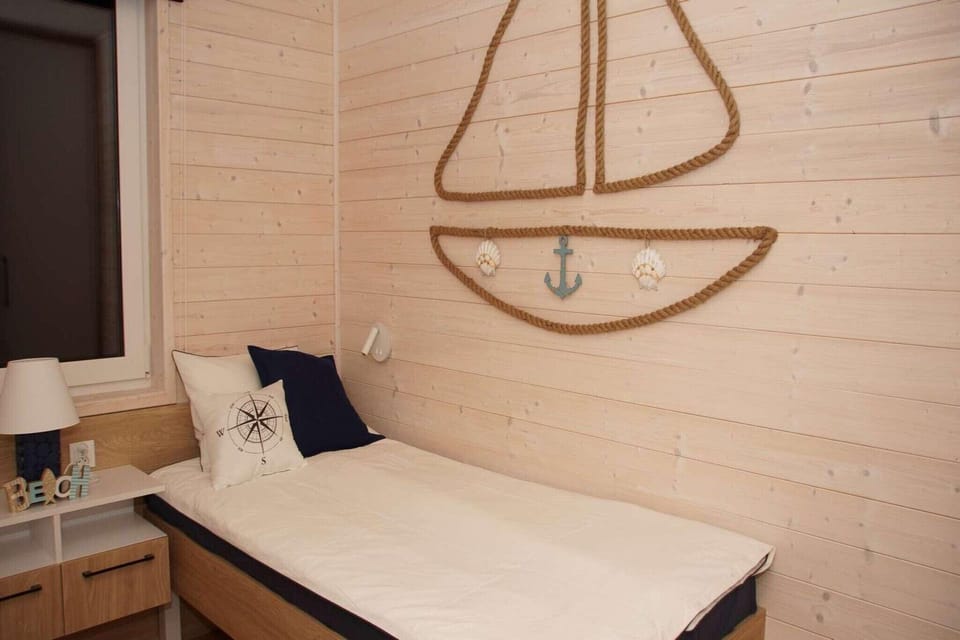2 bedrooms, travel crib, WiFi (free), bed sheets