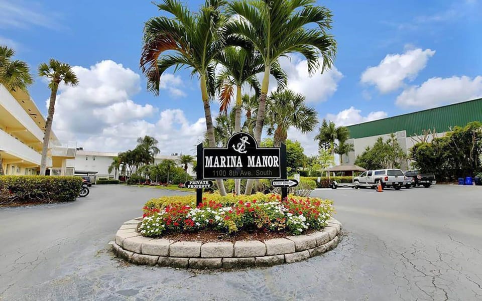 Marina Manor right on Naples Bay
