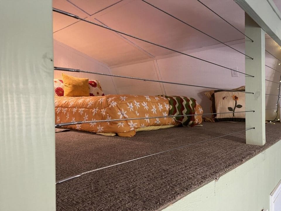 2 bedrooms, internet, bed sheets