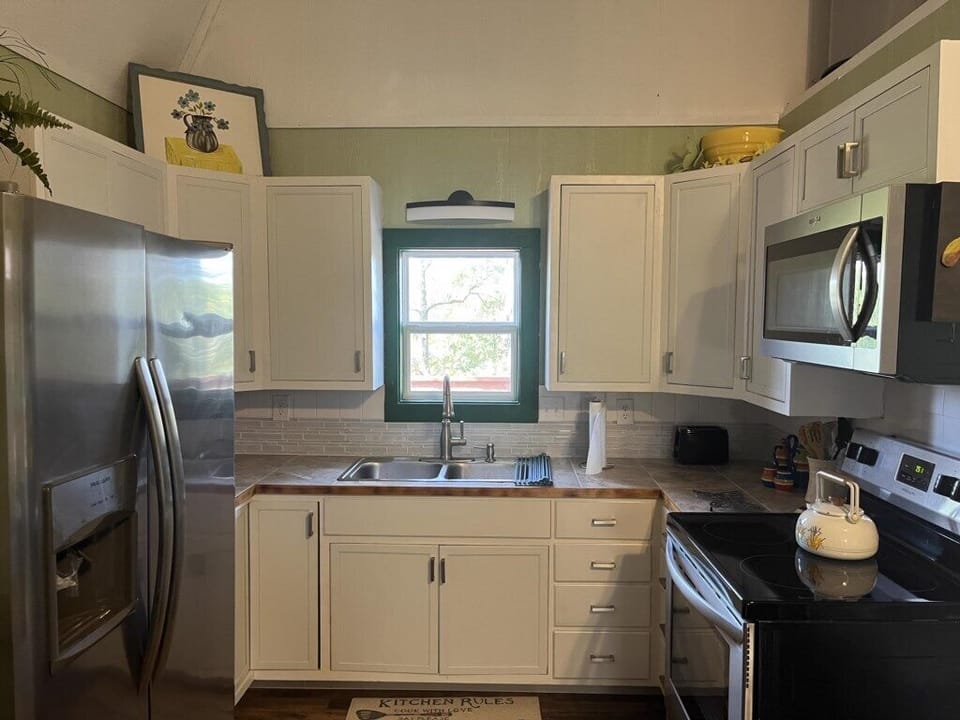 Microwave, oven, stovetop, coffee/tea maker