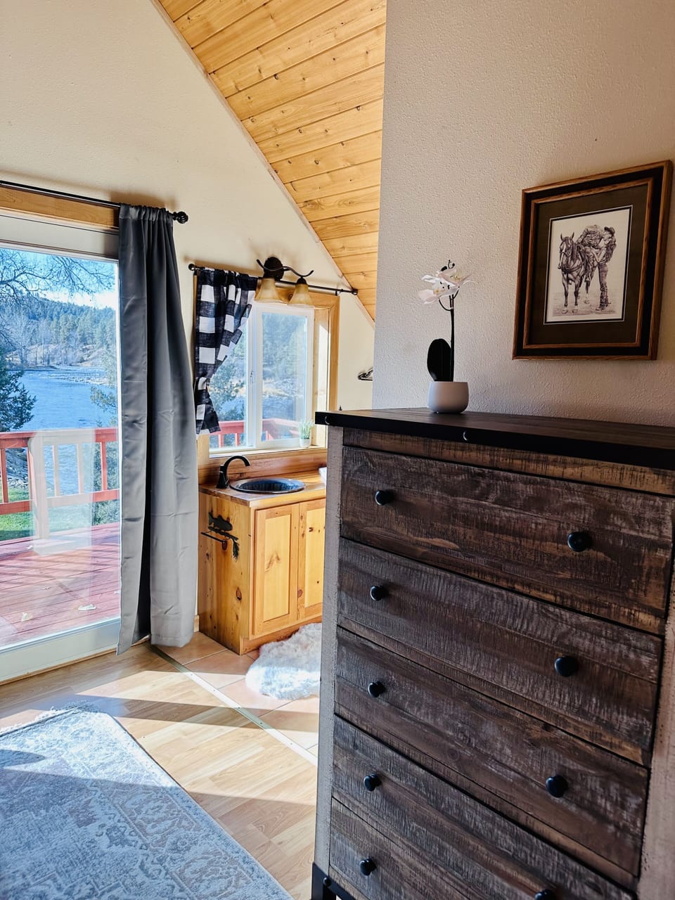 Master en suite bathroom with more river views.