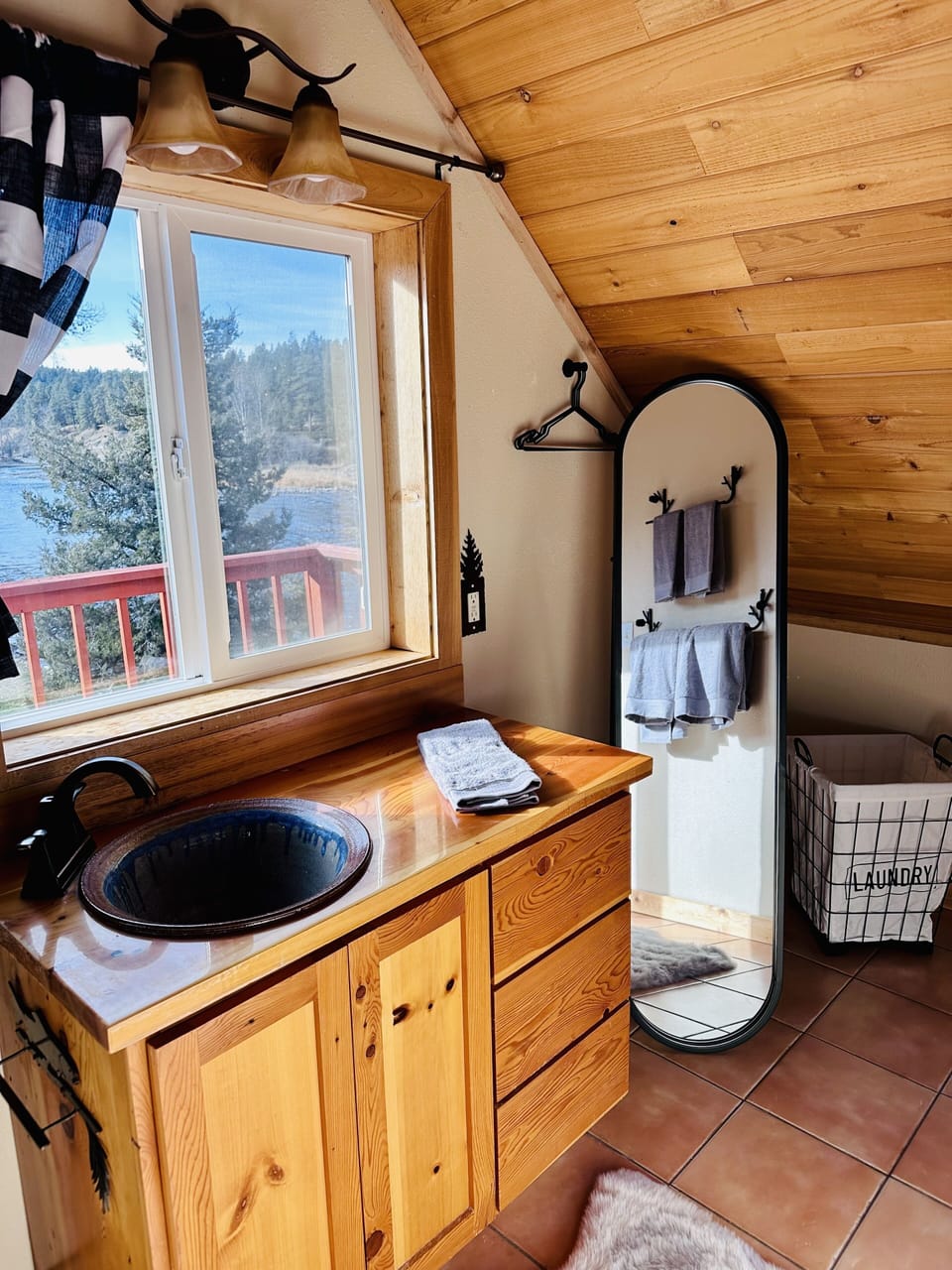 Upstairs master en suite bathroom with more river views!