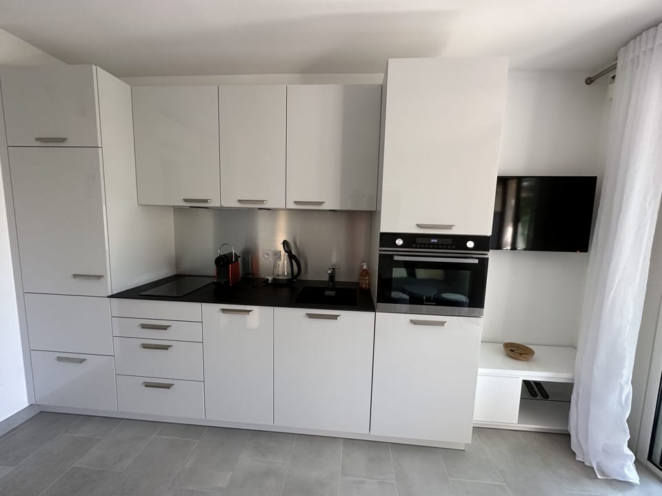 Coffee/tea maker, fridge, microwave, dishwasher