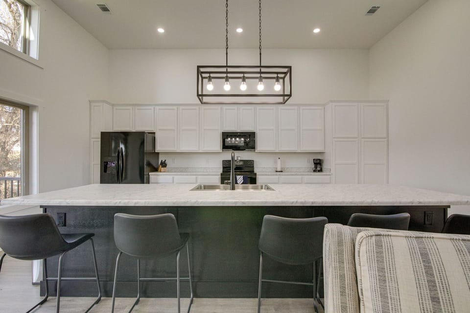 Kitchen | Breakfast Bar | Dishwasher | Basic Cooking Essentials