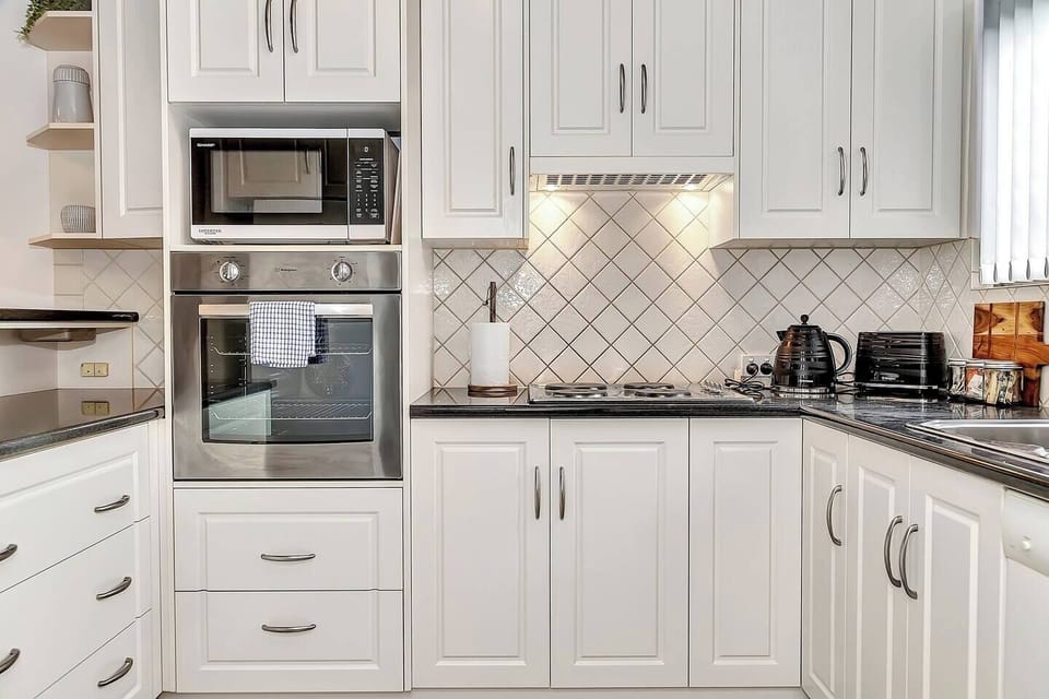 Whip up a meal on the stovetop in this homely kitchen which also includes an oven and all the basics you might need.
