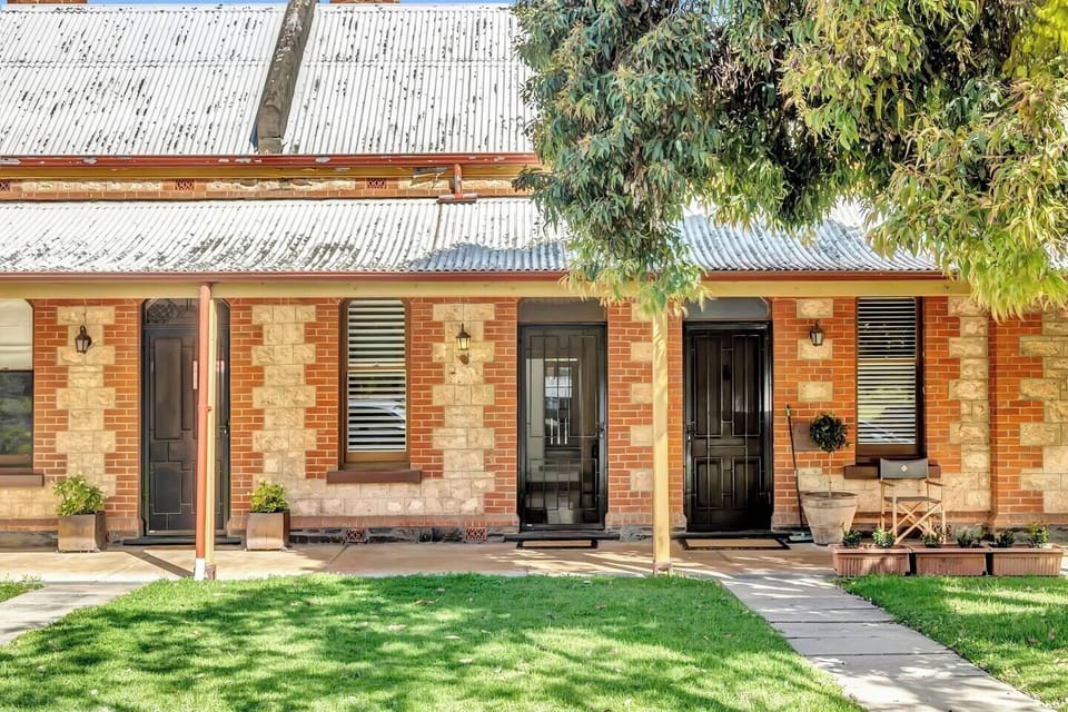 This gorgeous heritage home enjoys a coveted park-side address on Kingston Terrace.

