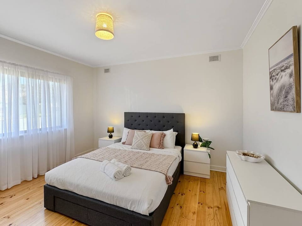 2 bedrooms, desk, iron/ironing board, WiFi