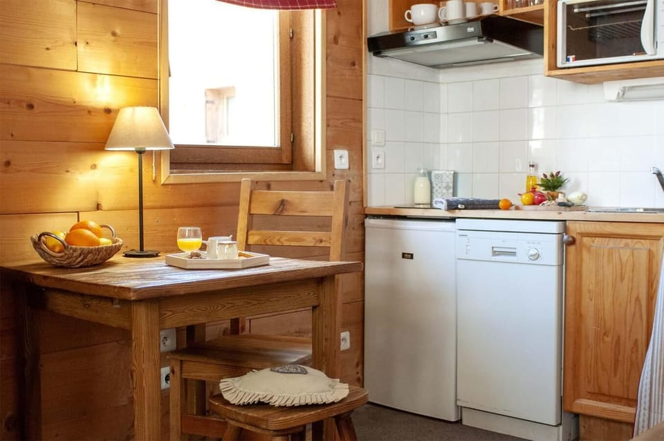 Fridge, oven, dishwasher, coffee/tea maker