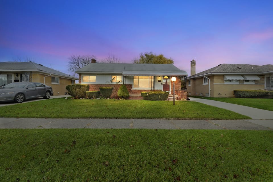 Grass, Neighborhood, Lawn, Outdoors, Shelter