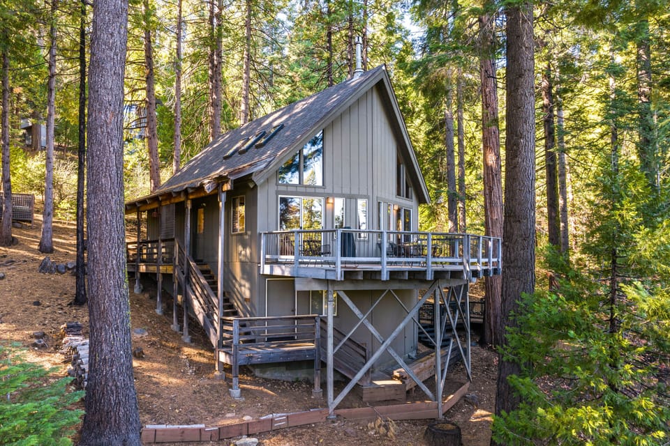 2-Story Cabin | Self Check-In | 3 Mi to Calaveras Big Trees State Park