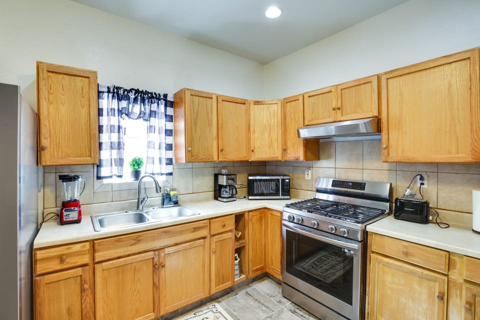 Kitchen | Cooking Basics | Coffee Maker | Paper Towels/Trash Bags Provided