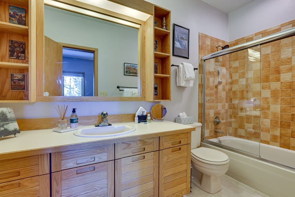 Full Bathroom | Shower/Tub Combo | Complimentary Toiletries | Hair Dryer