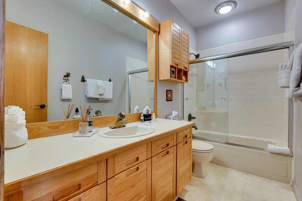 Full Bathroom | Shower/Tub Combo | Towels Provided