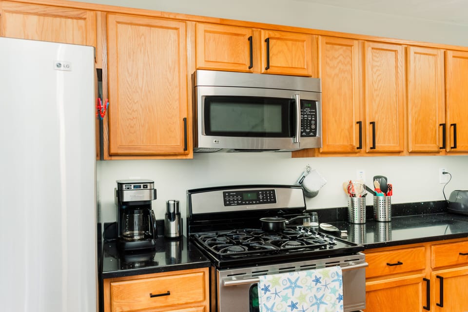 Kitchen | Gas Range | Microwave