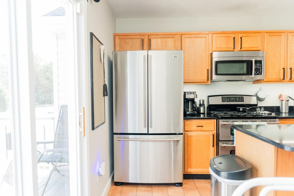 Full Size Fridge | Ice Maker 
