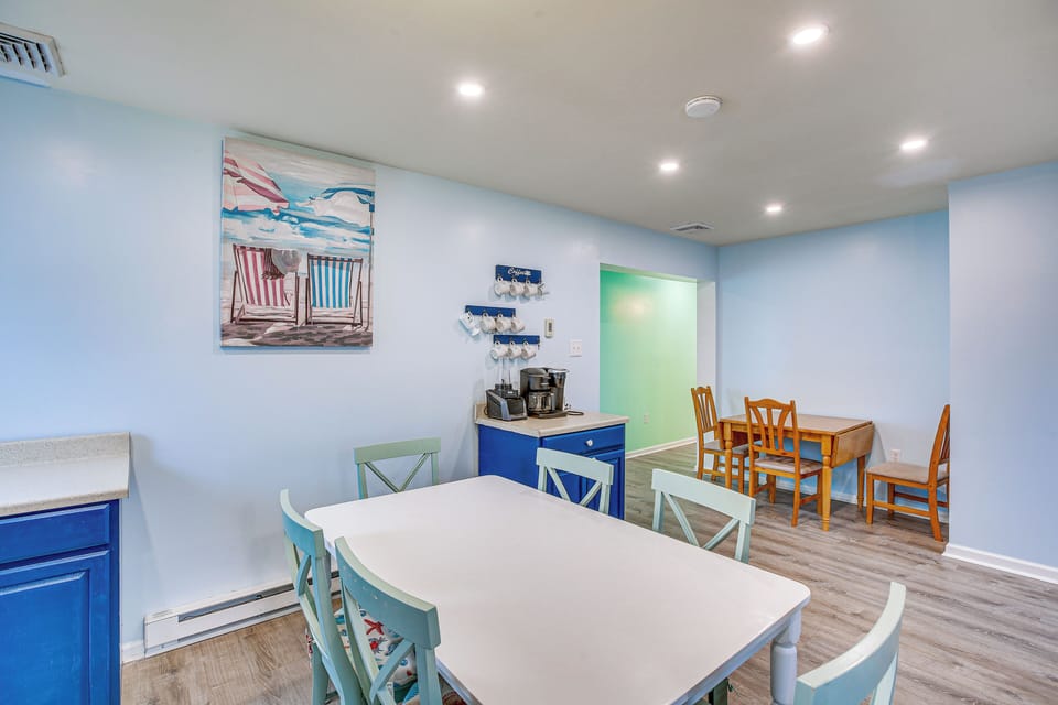 Dining Area | Dishware & Flatware Provided