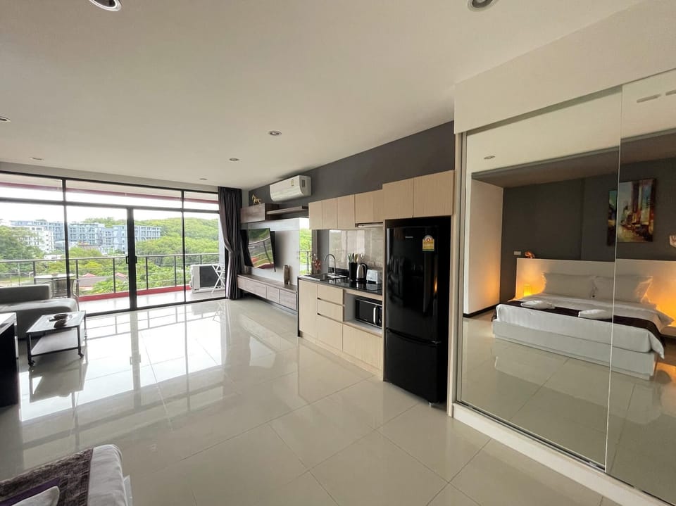Nai Harn spacious studio, great amenities! (9772)