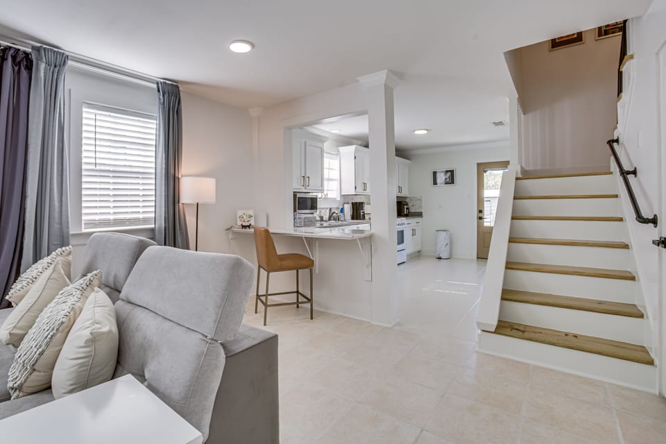 Breakfast Bar | Stairs to Upper Level