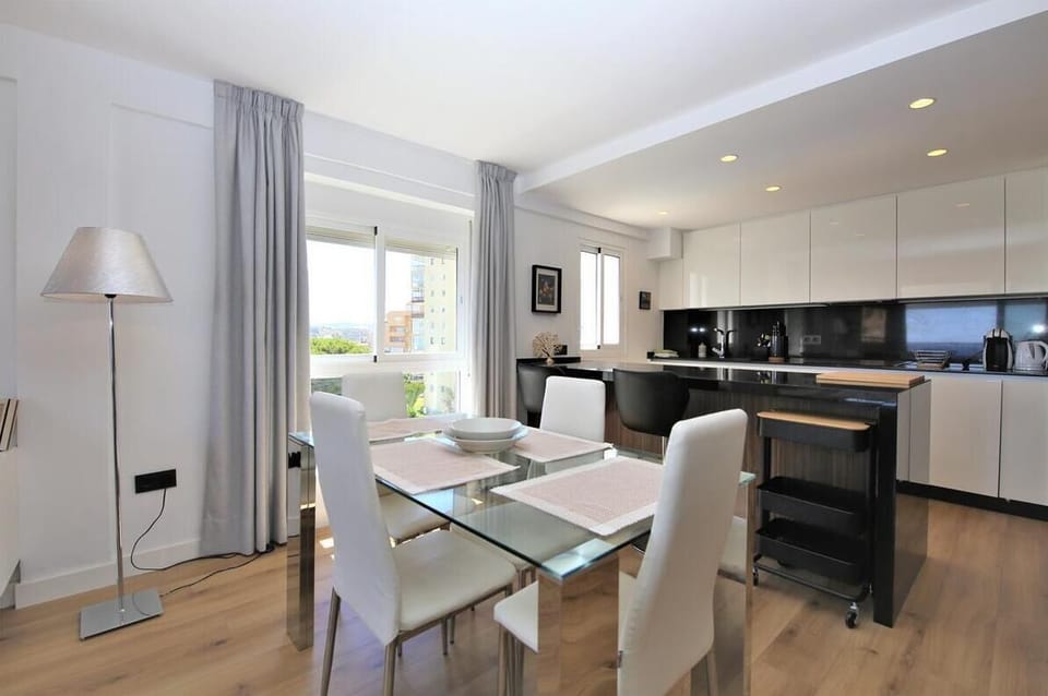 Dining area for four guests next to the open kitchen