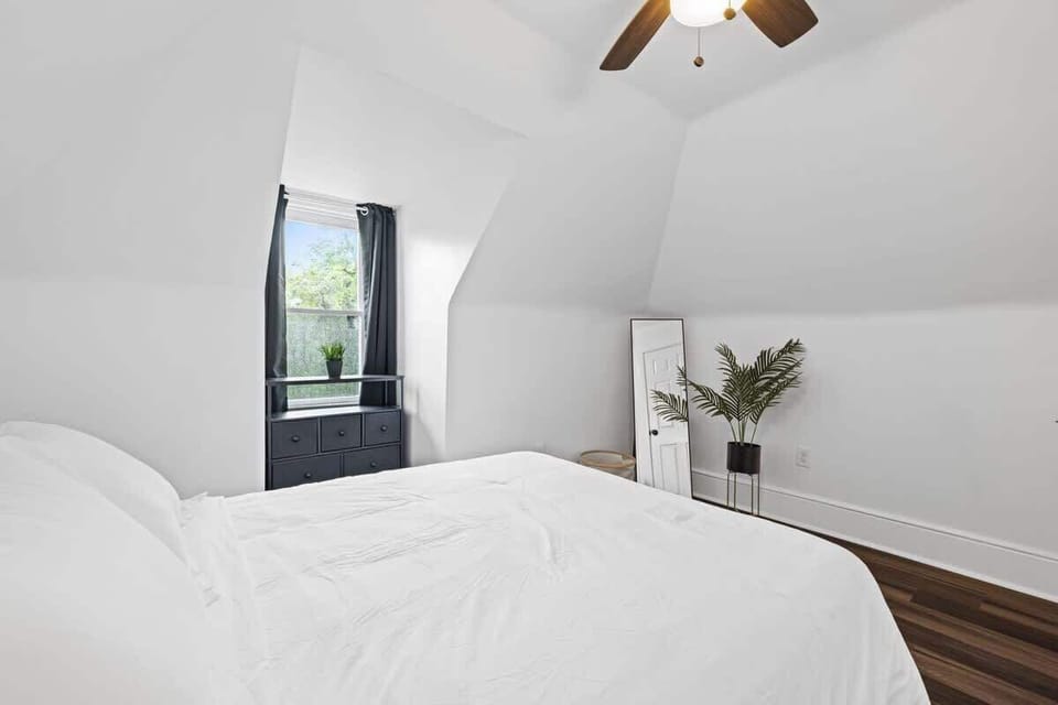 Start your day with rays of sunlight, our queens size bedroom with a lovely plant, well lighted and cozy.