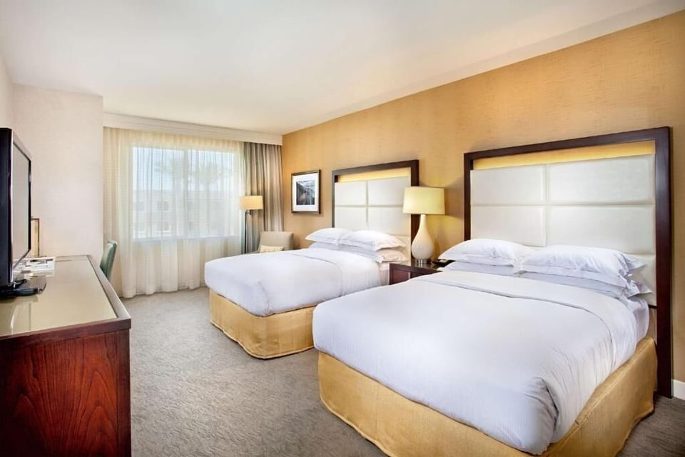 Unit with 2 Queen beds. Exact unit will be assigned upon arrival. Views, colors, and decor may vary.