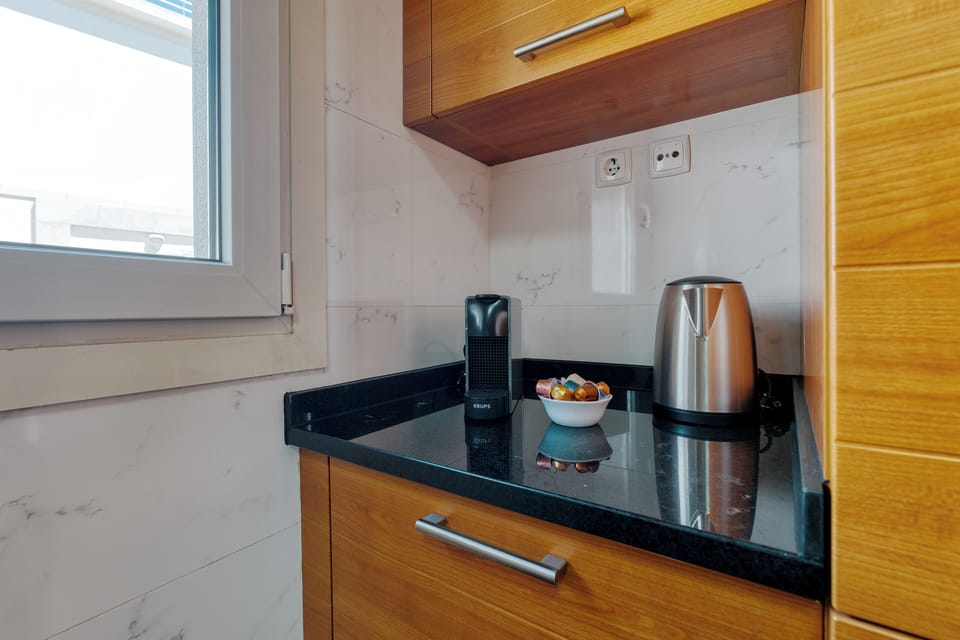 Fully equipped kitchen with a Nespresso coffee machine and an electric kettle