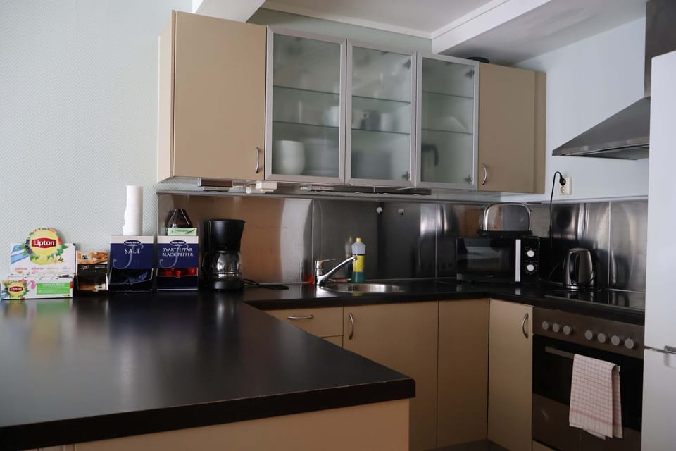A well-equipped kitchen, perfect for preparing meals and enjoying a home-cooked meal.