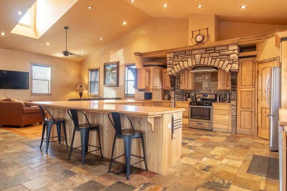Relax in the spacious and airy living area, where you’ll enjoy the natural light streaming in and the cozy seating arrangements. The open design connects effortlessly to the kitchen, creating a welcoming space for everyone.