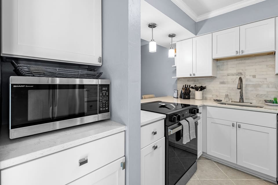 Convection stove and microwave for all your cooking needs