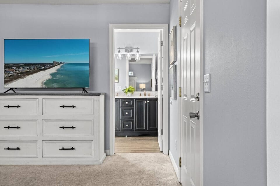 Spacious 2nd Floor King Room w/ a Private Balcony and En-suite (Walk-In Shower)