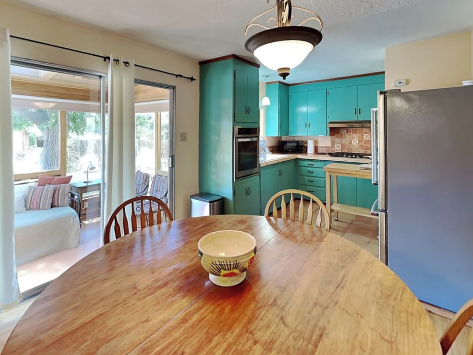 Kitchen & Dining