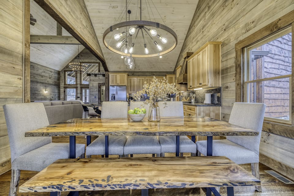 Gorgeous, luxury kitchen with exotic granite, copper farmhouse sink and Mountain View from the window. You will LOVE cooking in this kitchen, even on vacation!