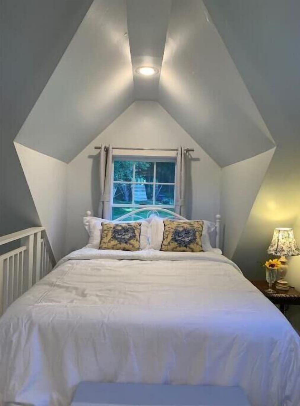 Cozy bedroom with views of the lake, for two guests.