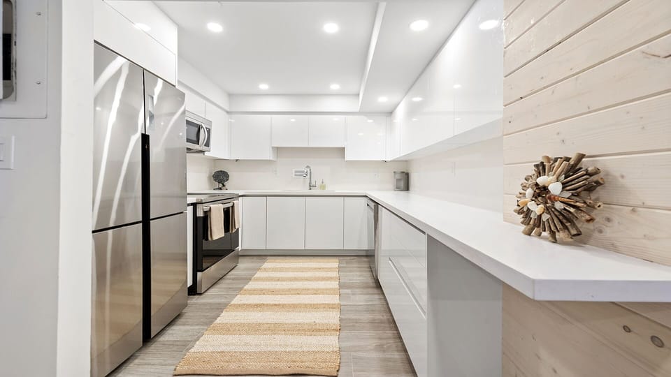 Full Kitchen with Dining Table