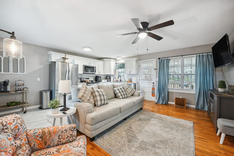 Vine Grove Vacation Rental | 3BR | 1BA | 1,000 Sq Ft | Stairs Required