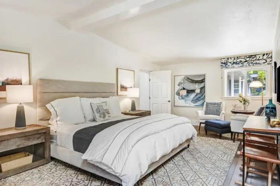 Primary bedroom w/king bed