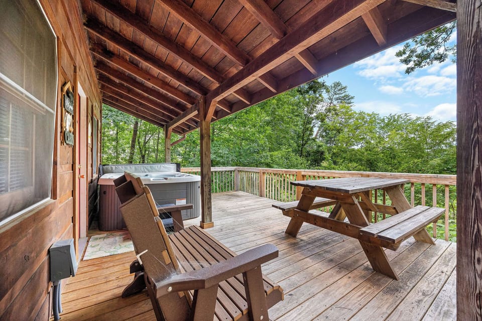 Picnic Table & Hot Tub at beary good time a 1 bedroom cabin rental located in pigeon forge