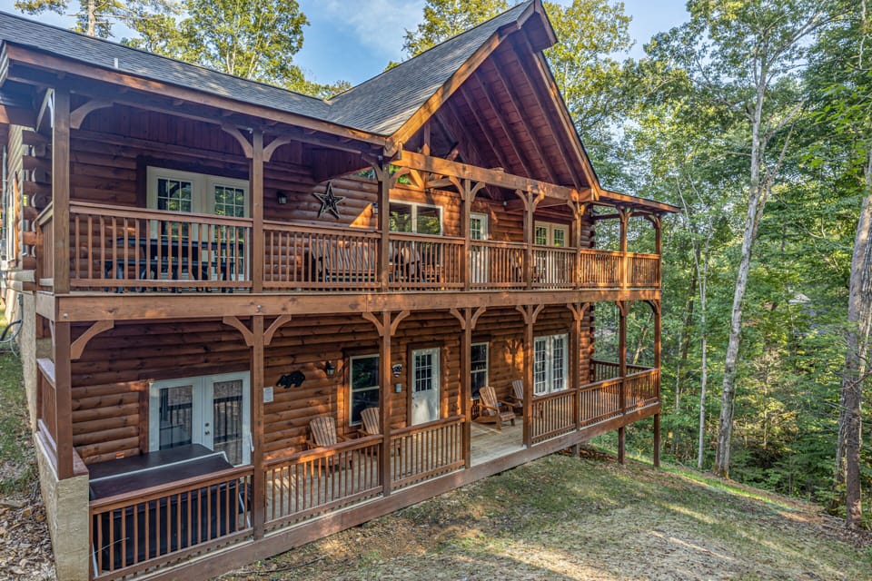 Back of Gar Bear's Hideaway cabin