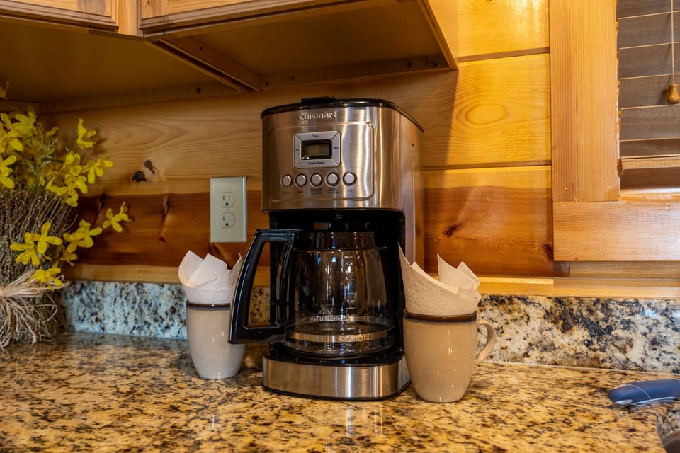 Coffee maker with mugs