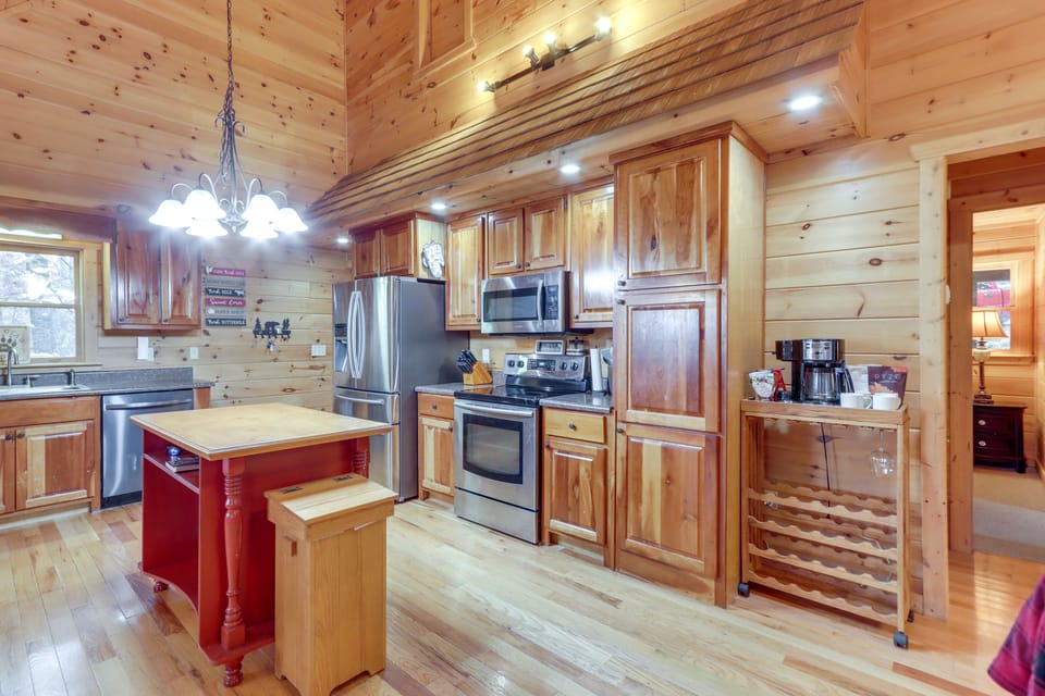 Kitchen | Coffee Maker | Cooking Basics | Dishware & Flatware Provided