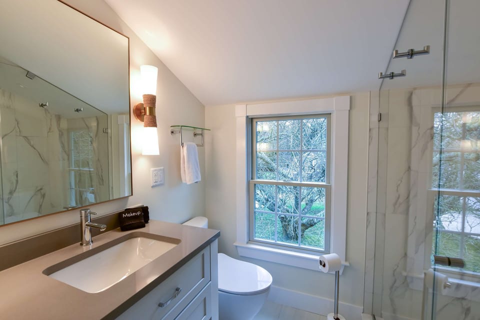 Main House 2nd Floor en suite Full Bathroom w/ Shower