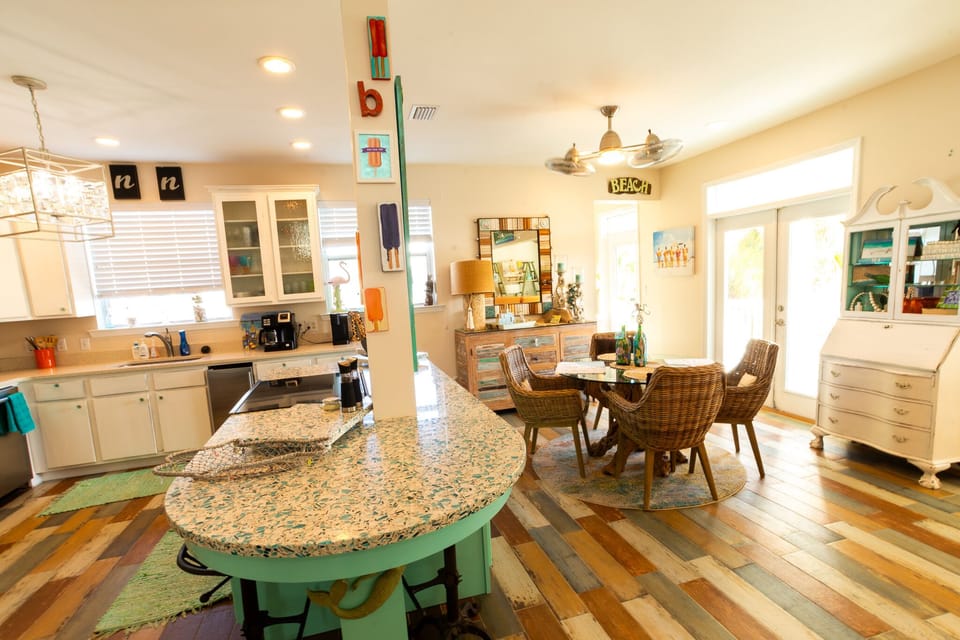 View of the fully equipped kitchen bar area - View of the fully equipped kitchen bar area