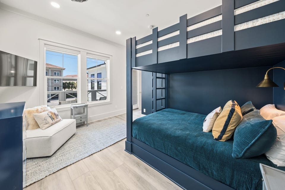 2nd Floor Queen/Queen Bunk Room with Private En-suite