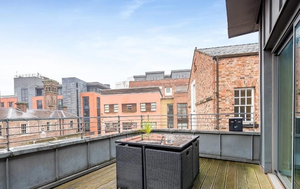 Campbell Square Roof Terrace Apartment, Liverpool - Host & Stay
