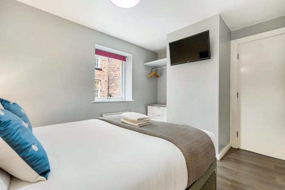 Campbell Square Roof Terrace Apartment, Liverpool - Host & Stay