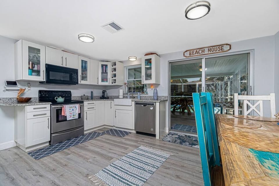 The equipped kitchen has everything you need for a nice meal