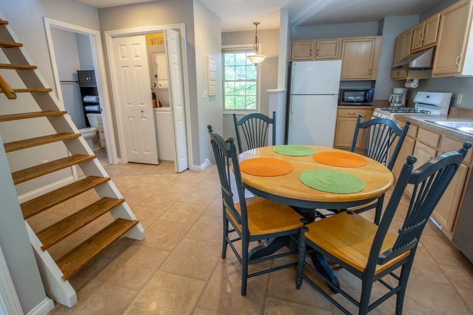 Main Level | Dining | Kitchen