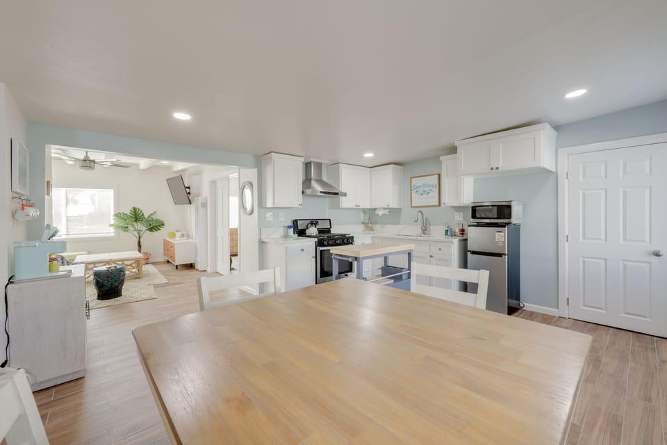 Kitchen | Cooking Basics | Coffee Maker | Trash Bags & Paper Towels Provided