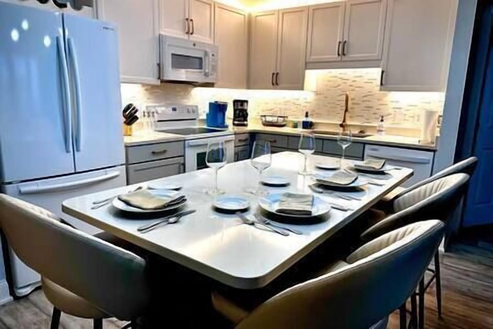 Beautiful kitchen for you to enjoy a nice meal